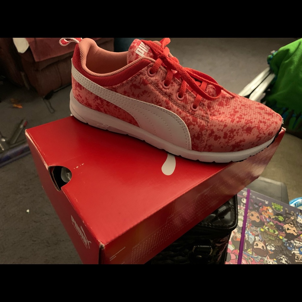 Girls shoes junior pumas brand new in box.